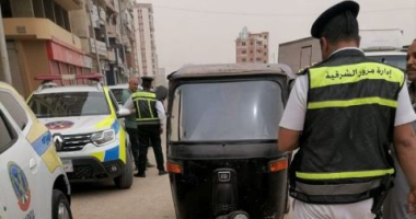 فحص مقطع فيديو لسائق توك توك يصدم فتاتين بأحد شوارع الجيزة