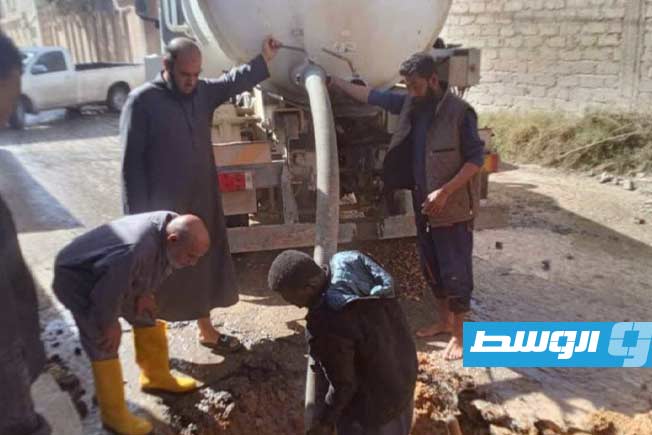 صيانة خط مياه رئيسي بمنطقة الحرشة في الزاوية