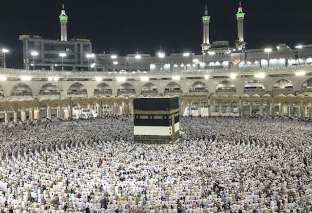 السعودية تعلن عن خدمة رقمية لرصد كثافة الطواف والسعي في الحرم المكي