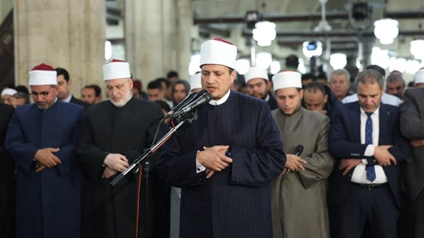 بروايات« حفص والسوسي وخلف وروح»، أئمة الجامع الأزهر يؤدون صلاة التراويح (صور)