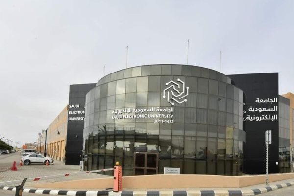 الجامعة السعودية الإلكترونية تتألق بابتكارين في معرض جنيف الدولي