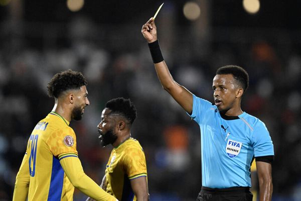 الحكم الصومالي عمر عرتن يدير مباراة باريس سان جيرمان أمام أستون فيلا في كأس السوبر الأوروبية