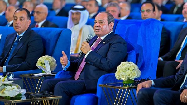 صناع الحاضر وبناة المستقبل، السيسي يشاهد فيلما تسجيليا في حفل عيد العمال