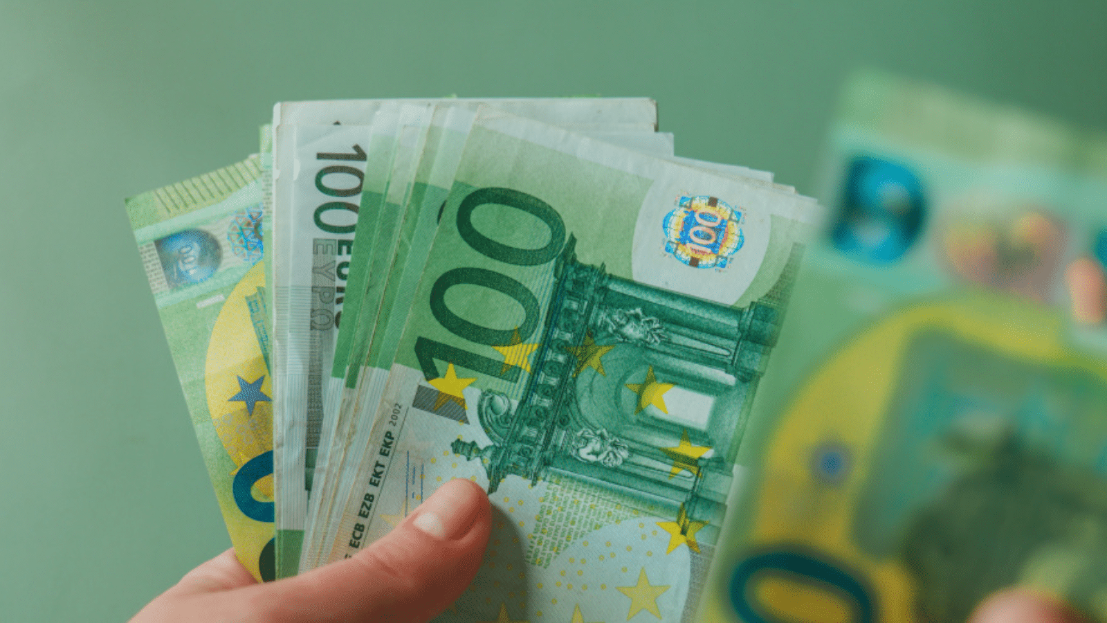 كم بلغ سعر 100 يورو في السوق السوداء بالجزائر؟