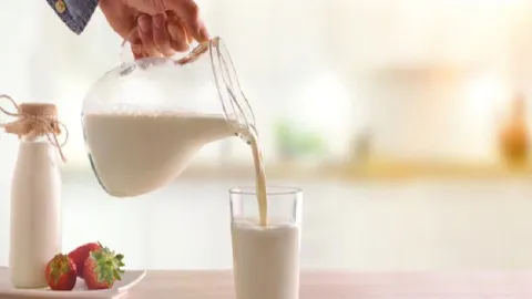 كم ساعة يبقى الحليب آمناً خارج الثلاجة قبل أن يفسد؟