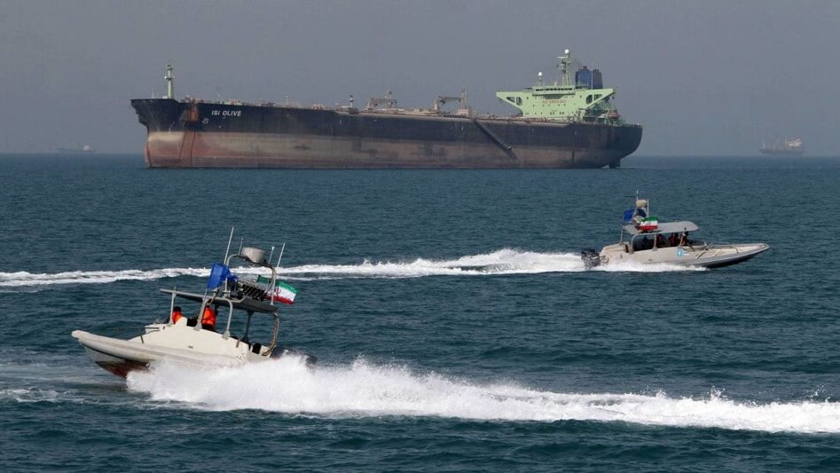 قذيفة مجهولة المصدر .. هجوم على سفينة حاويات شمال غرب رأس الخيمة الإماراتية