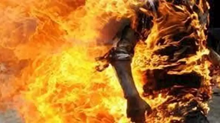 شخص يشعل النار في نفسه ببولاق الدكرور ويُنقل للمستشفى