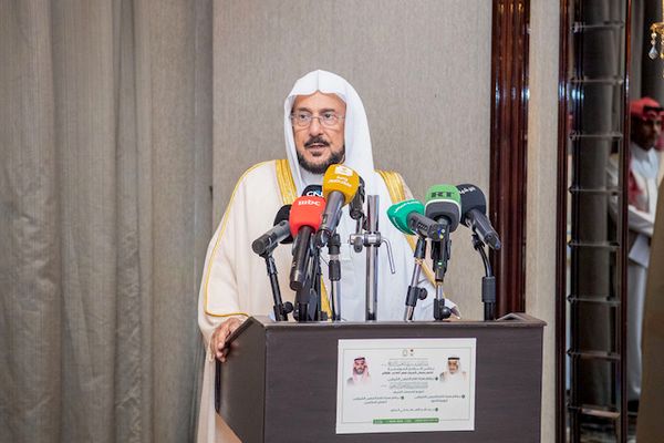 آل الشيخ لـ"الرياض": الأئمة الموفدون يُختارون بعناية من حفظة كتاب الله