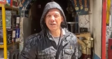 الإيد الشقيانة.. عم خالد بيشتغل تحت المطر علشان أكل العيش (فيديو)