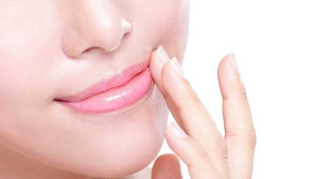 طرق طبيعية لترطيب وتوريد الشفاه في المنزل