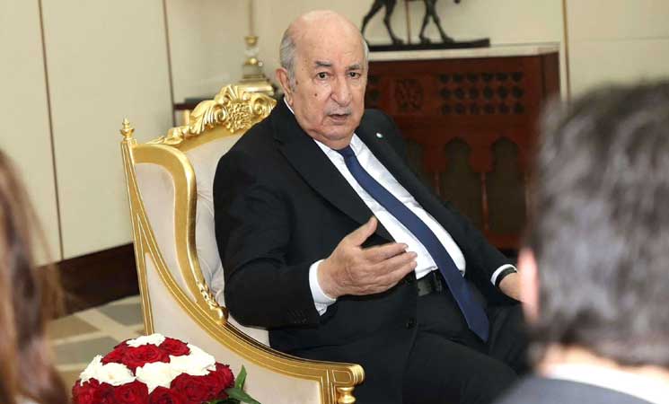 الرئيس الجزائري يجتمع بوزراء وكبار المسؤولين الأمنيين تحضيرا للانتخابات.. وحزب معارض يشكو من عراقيل