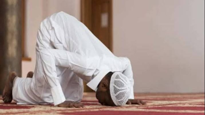الموقف الشرعي لشخص دائم الشك في عدد السجدات بالصلاة