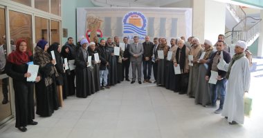 محافظ قنا يسلم عقود تقنين جديدة لأراضي أملاك الدولة لعدد من واضعي اليد