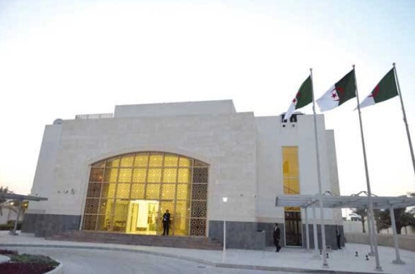 سفارة الجزائر في قطر تعلن تعليق الخدمات القنصلية مؤقتًا بسبب الظروف الأمنية