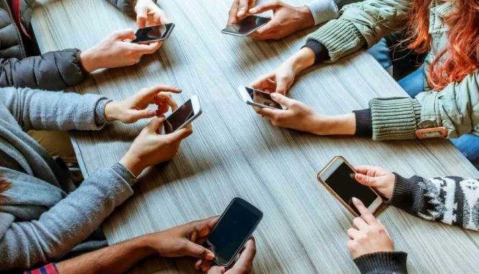 مفاجأة: 5 ساعات يومياً على الهاتف قد تغير صحة المراهقين