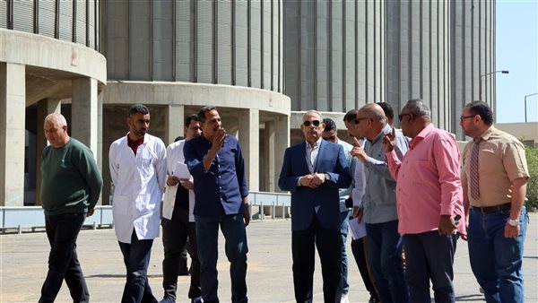 محافظ الإسماعيلية يتفقد مطحن الفيروز ومجمعا للصناعات الكهربائية