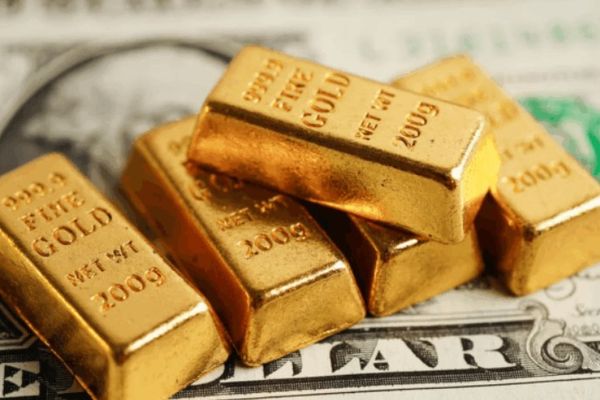 الدولار عند ذروته الأسبوعية والذهب قرب قمته.. إلى أين تتجه الأسواق العالمية؟