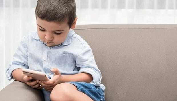 الإفراط في الإنترنت أثناء الإجازة.. كيف يؤثر على الطفل؟