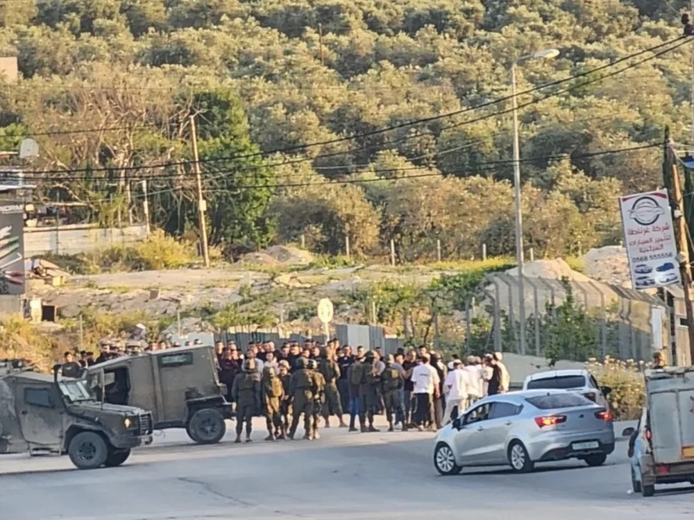 مستوطنون يجبرون فلسطينيين على إخراج جثمان والدهم بعد دفنه في الضفة الغربية