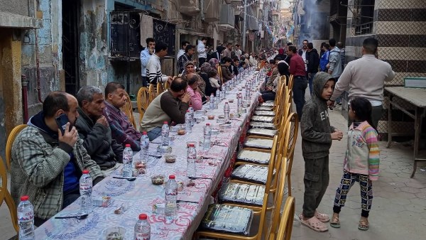 على غرار المطرية .. 1500 شخص على مائدة واحدة في كفر مناقر ببنها