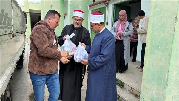 أوقاف الإسماعيلية تسلم ألف شنطة سلع غذائية لدعم الأسر الأولى بالرعاية (صور)