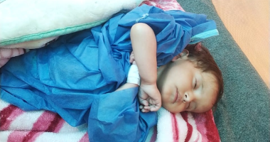 بين سوء التغذية والمثانة العصبية.. الطفل محمد زنون يصارع الموت في غزة