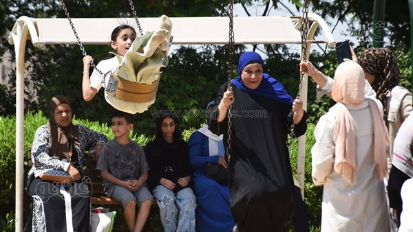 ملاهي الأزهر بارك تستقبل الكبار والصغار في ثالث أيام العيد وسط أجواء من البهجة (صور)