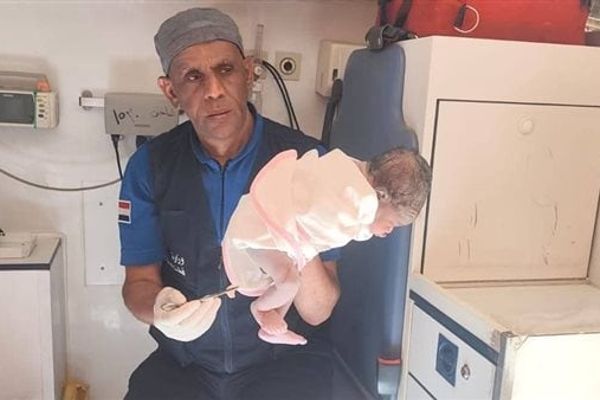 ولادة على الطريق.. مسعف ينقذ سودانية ويستقبل مولودها داخل الإسعاف في أسوان