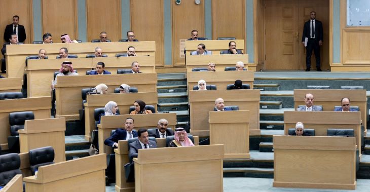 الأردن: سجالات حول منح الحكومة أراضي وأموالاً لنواب… وتمويل مزرعة نعام وتربية قطط