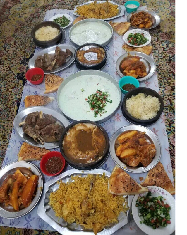 الفتة والشوربة والشفوت وبنت الصحن سيدات المائدة اليمنية