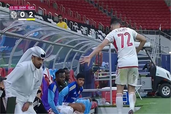 شاهد| تصرف غاضب من أكرم توفيق بعد استبداله في مباراة فريقه بالدوري القطري