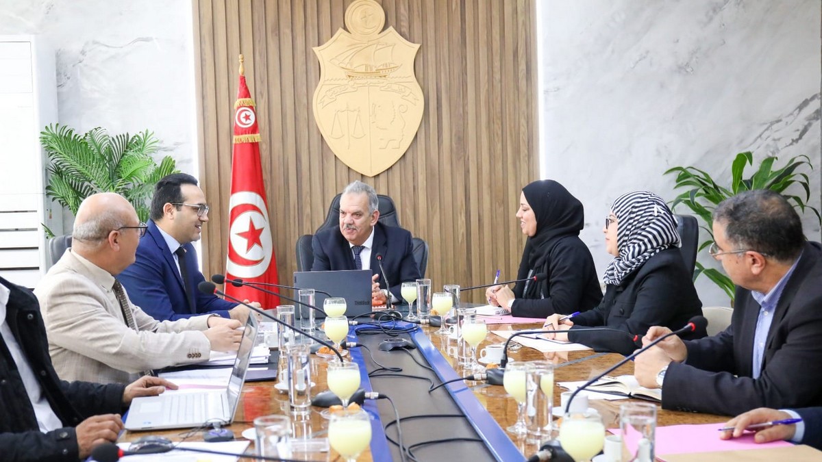 جلسة عمل للنظر في واقع قطاعات الشباب والرياضة والتربية البدنية بولاية توزر