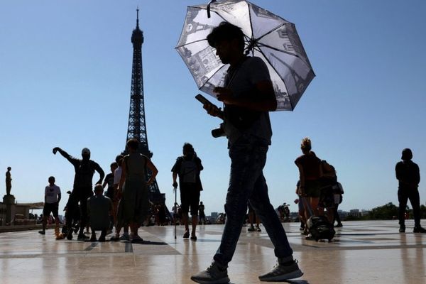 فرنسا تعلن أعلى درجات التأهب لمواجهة موجة حر وحرائق غابات
