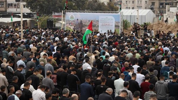 أهالي غزة يؤدون صلاة عيد الأضحى على أنقاض المساجد المدمرة (فيديو)