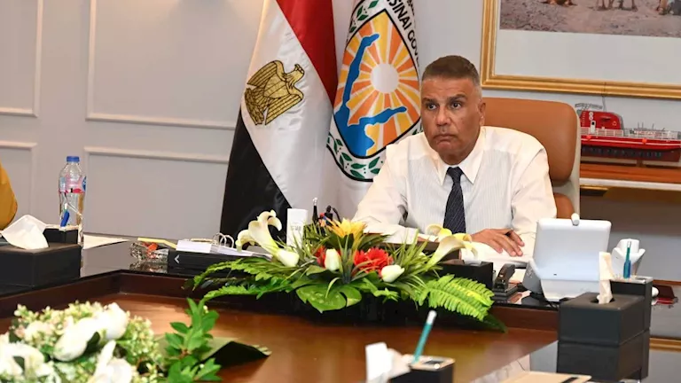 محافظ يناقش مشروع دمج الألواح الشمسية مع الأراضي الزراعية