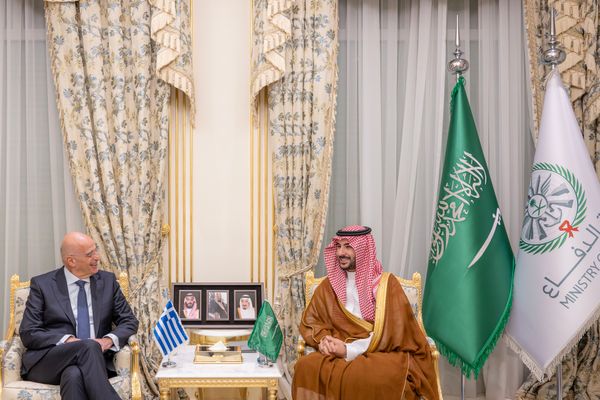 خالد بن سلمان ووزير دفاع اليونان يبحثان التطورات في المنطقة