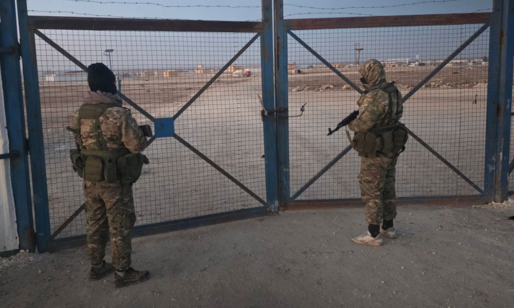 السلطات السورية تبدأ بإجلاء سكان مخيم الهول نحو موقع آخر