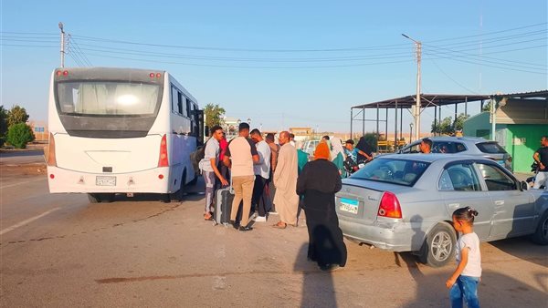 محافظ الوادي الجديد تستجيب لاستغاثة ركاب أتوبيس معطل بالنقب