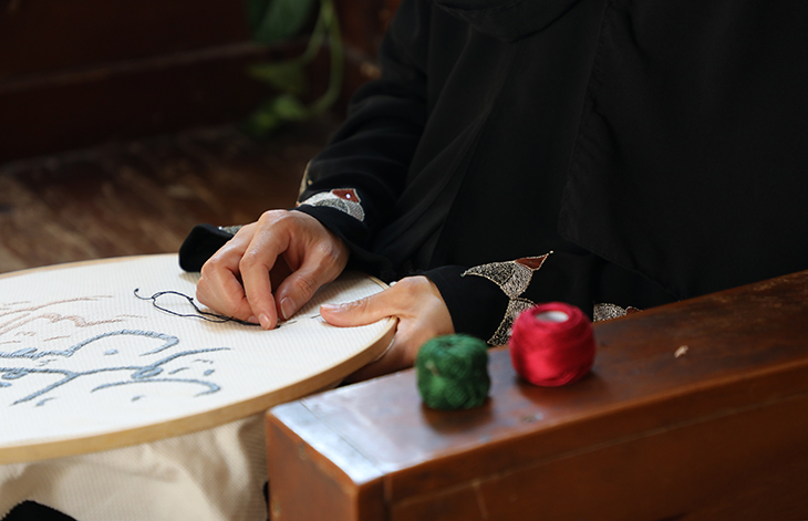 شرّع أبوابه للبنانيين والفلسطينيين… مخيم عين الحلوة يضيق بالمكان ويتسع بنسائه ومبادراتهنّ (فيديو)