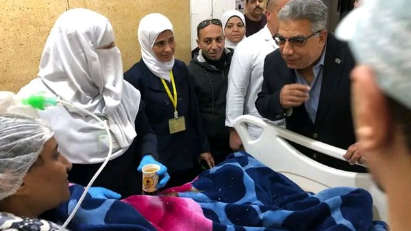 محافظ الدقهلية يطمئن على مصابى حادث السنبلاوين ويعزى أهالى المتوفيين