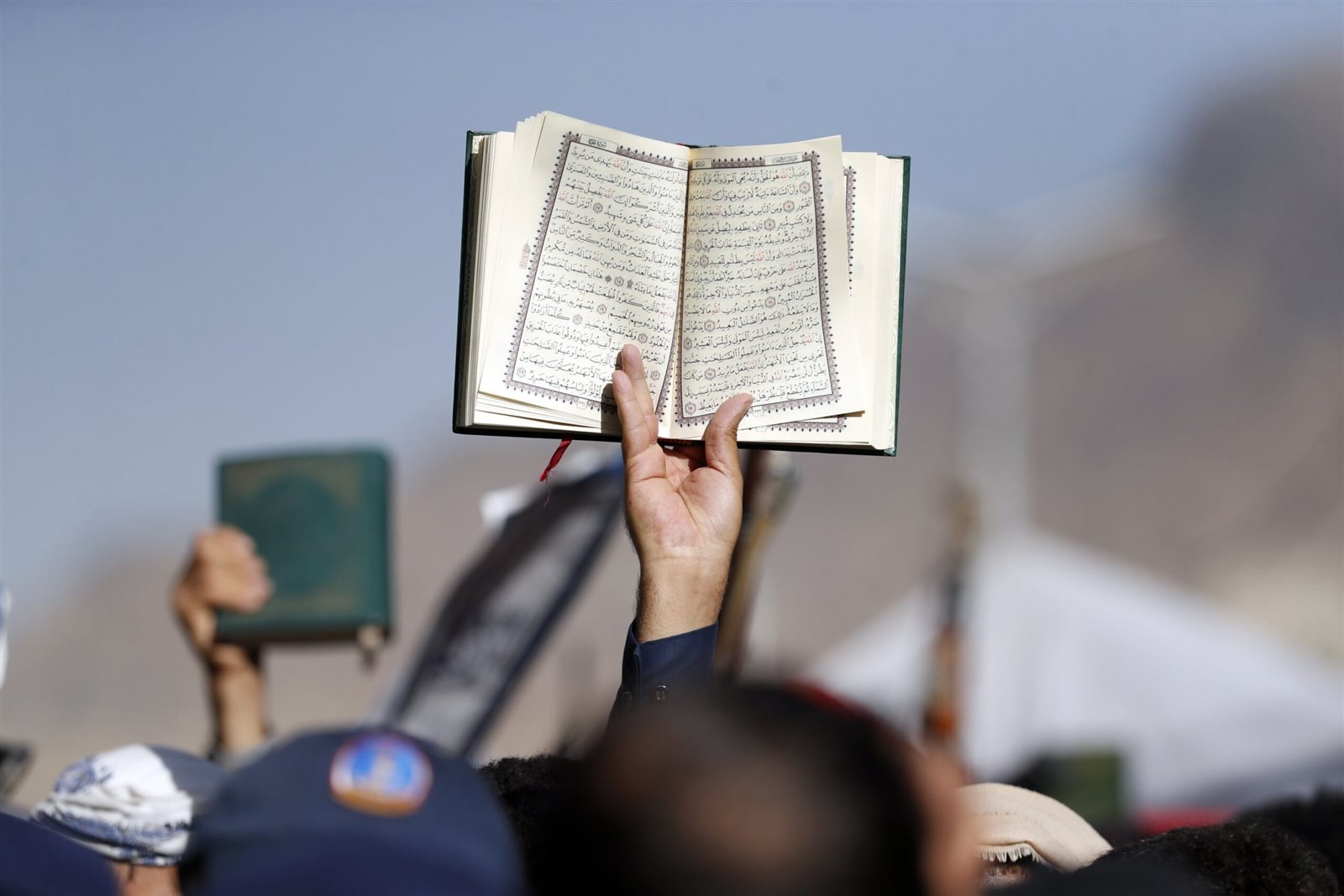 1500 نسخة.. ضبط مالك مكتبة فى الدرب الأحمر يبيع مصاحف دون ترخيص
