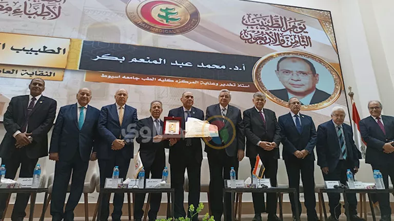 أشرف حاتم: مراجعة برنامج الطب ومنظومة جديدة للتدريب