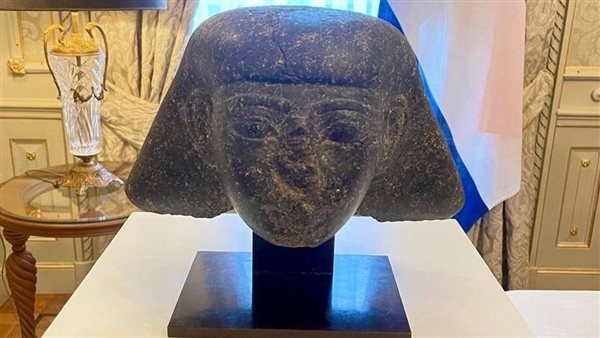 السفارة المصرية في هولندا تتسلم رأس تمثال حجري من حجر الجرانوديوريت