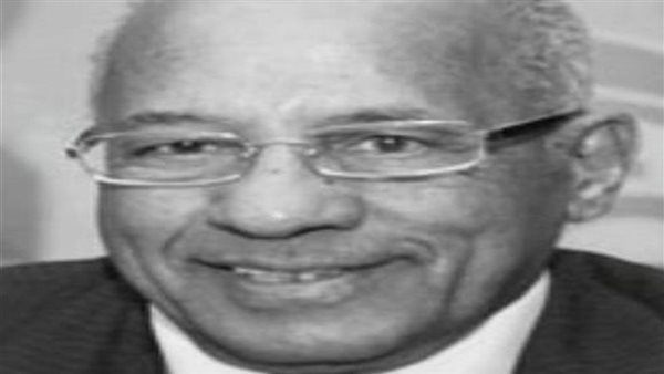 رئيس جامعة القاهرة ينعى الدكتور أحمد درويش أستاذ البلاغة والنقد الأدبي