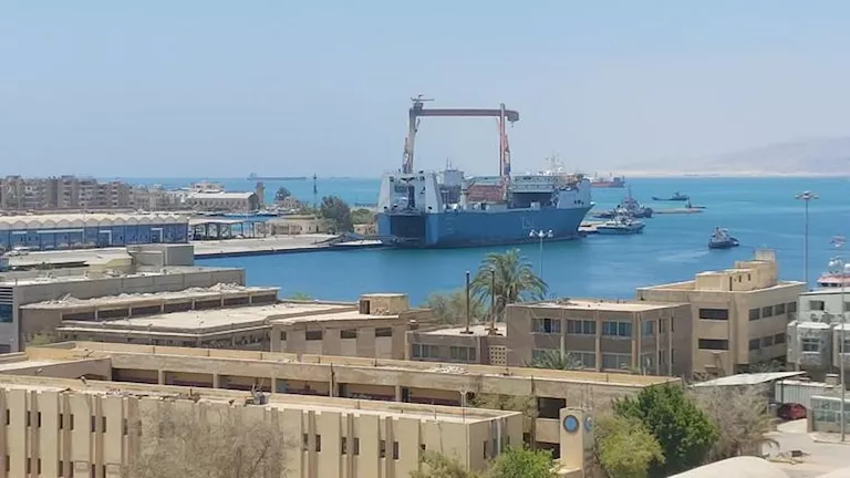 استئناف الملاحة البحرية بميناء السويس بعد تحسن الأحوال الجوية