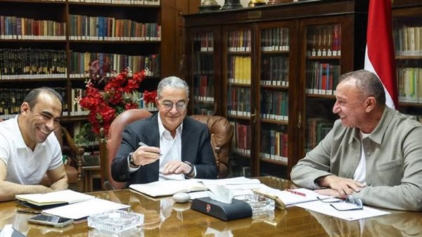 الخطيب يجتمع مع ياسين منصور وسيد عبد الحفيظ لتقييم قطاع الكرة بالأهلي