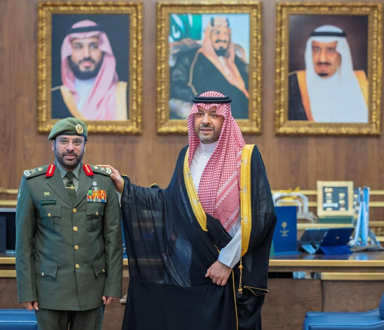 فيصل بن خالد يُقلّد مدير إدارة الجوازات رتبته الجديدة