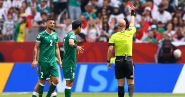 طرد ريبين سولاقا مدافع العراق عقب عرقلة ساديو مانى مهاجم السنغال