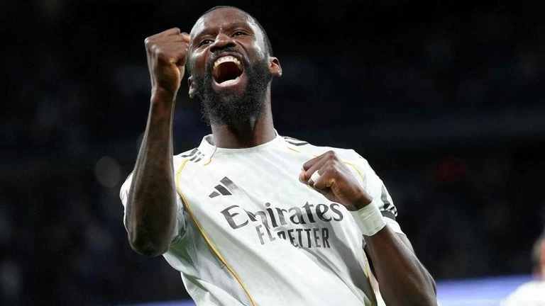 رسمياً.. ريال مدريد يُجدد عقد مدافعه الألماني روديغر
