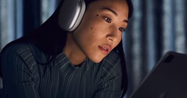 هل أصبحت سماعات AirPods Max أغلى من حواسيب MacBook؟